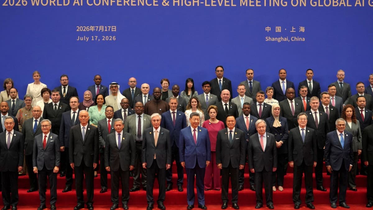 Xi Jinping in a group photo with delegates before the World AI Conference opening ceremony in Shanghai