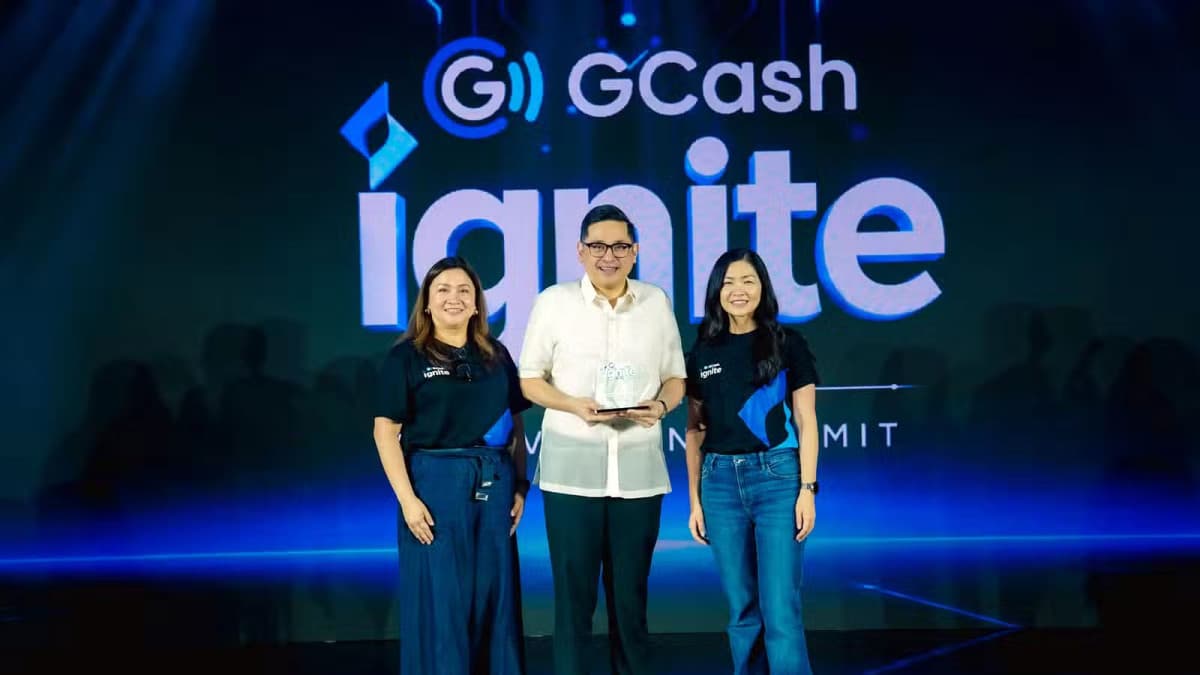 Mynt CEO Martha Sazon, Senator Bam Aquino, and Mynt CTO Pebbles Sy at the 5th GCash iGnite Innovation Summit